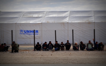 Namiot, w którym wydawana jest pomoc z ONZ.